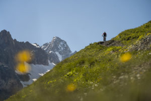 beitune tour du mont blanc - mountainbiker in den Bergen