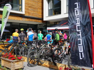 Treffpunkt beim Alpen-Buike-Gipfel in Tirol. Gleich starten unsere Teilnehmer auf verschiedene geführte MTB-Touren mit den beitune Guides.