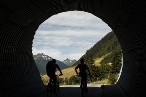 Mountainbiker im Tunnel beim beitune Alpen-Bike-Gipfel in Tirol