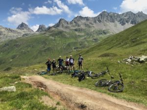 Mountainbiker in Tirol vor Bergpanorama bei der beitune Transalp Schmuggler