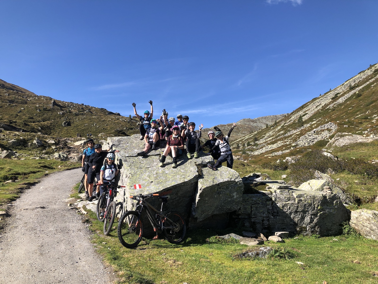 beitune Frauen-Transalp | Alpenüberquerung für Frauen: Mountainbiker in den Bergen