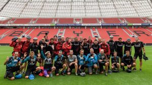 Gruppenbild der Profimannschaft von Bayer 04 Leverkusen mit beitune nach der erfolgreichen MTB-Wunschtour "Tour de Werkself"