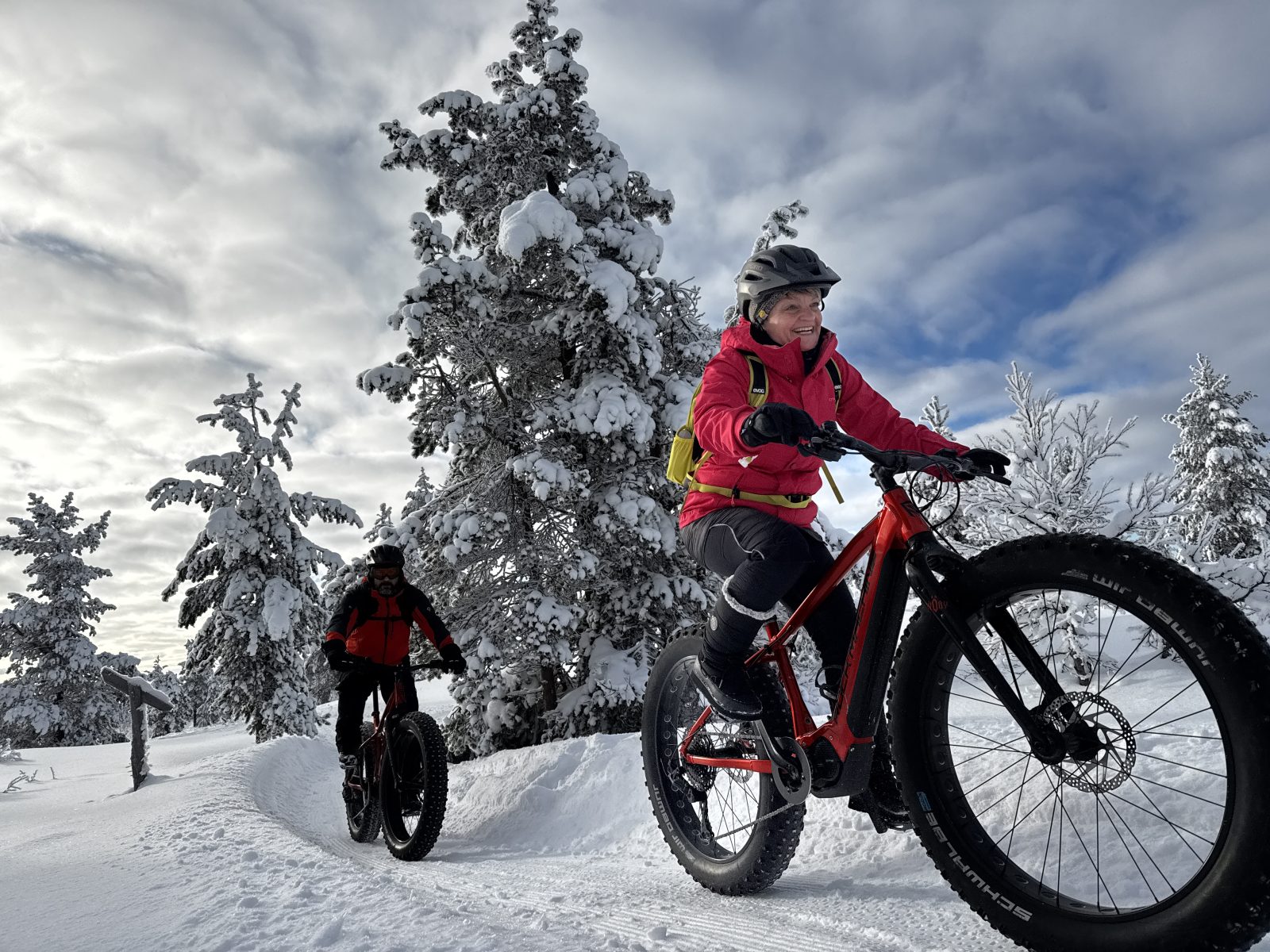 E-Fatbiken im Schnee bei der beitune Winterreise nach Finnisch Lappland