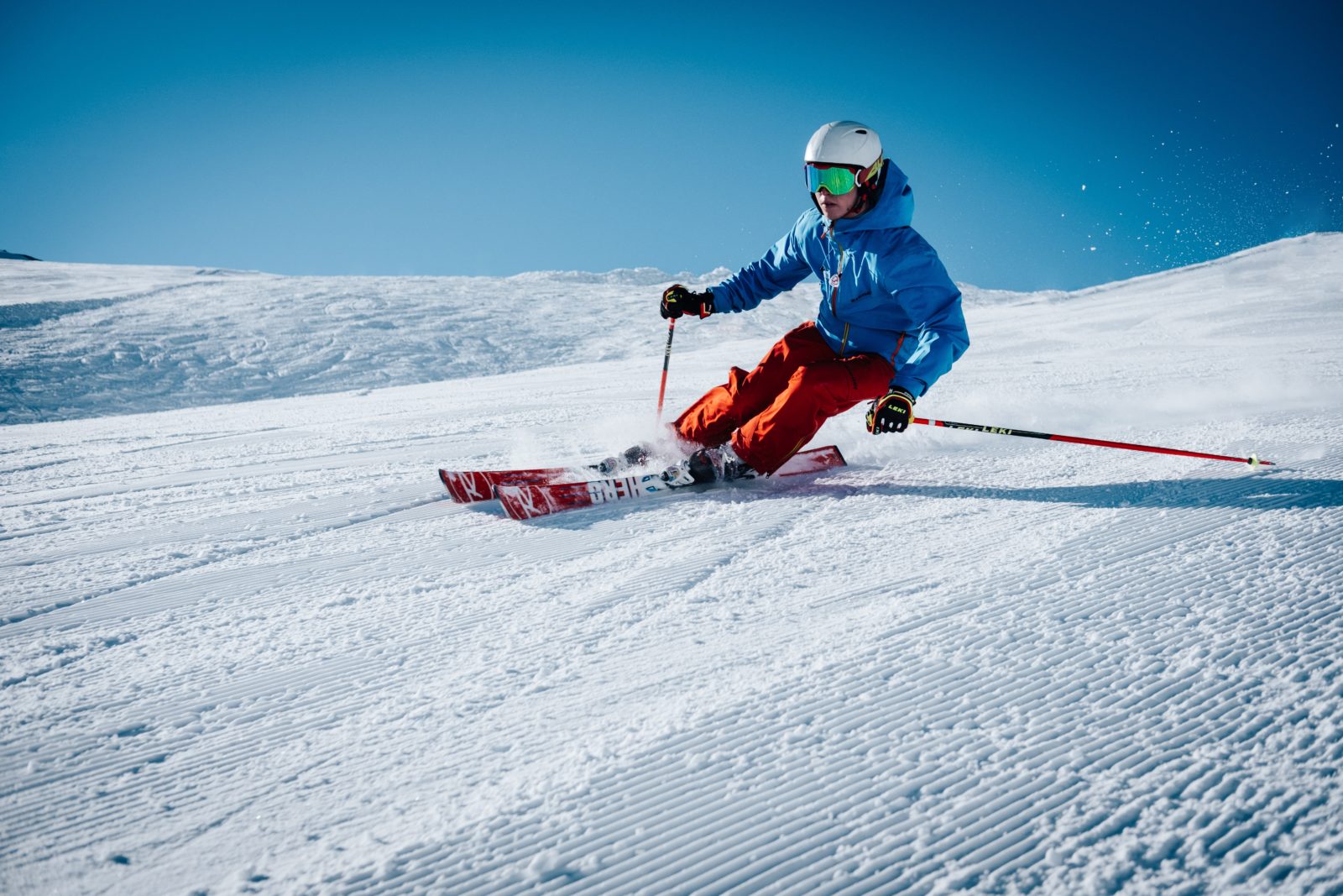 Skifahrer auf sonniger Skipiste