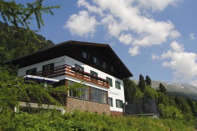 Das beitune Partnerhotel Dominikushütte liegt idyllisch am Schlegeisspeichersee oberhalb von Mayerhofen