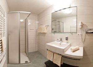 Modernes Badezimmer im Hotel Edelweiß in Pfunds, einem beitune Partnerhotel