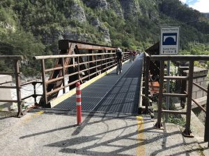 Mountainbiker auf einer alten Bahnbrücke auf der beitune Genusstour Alpe Adria - einer leichten Alpenüberquerung