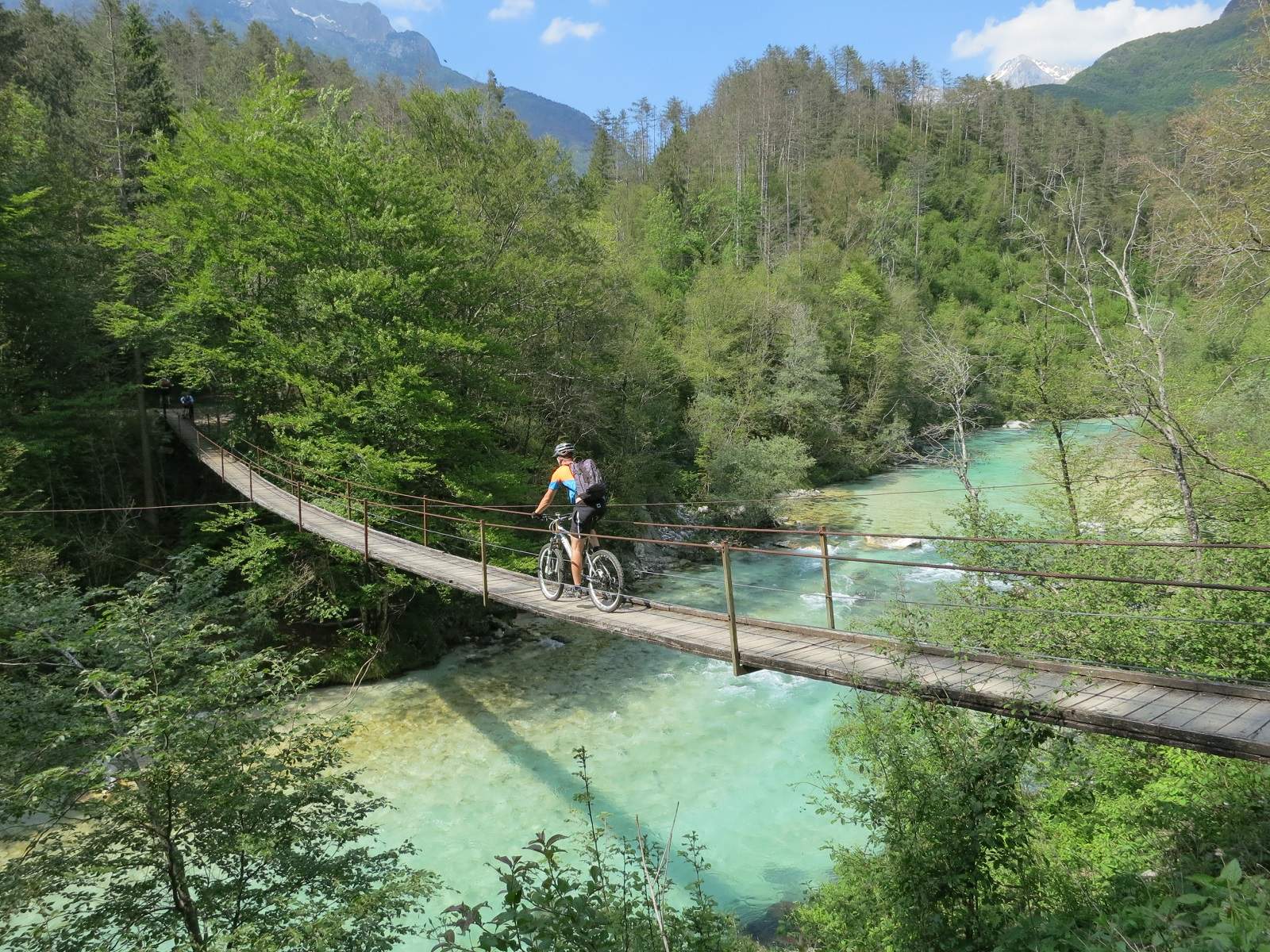 Mountainbiker fährt über Brücke im Soca-Tal bei der beitune MTB-Tour Trans-Slowenien
