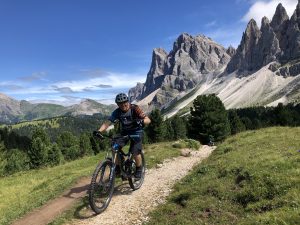 Mountainbiker fährt auf Weg nahe der Dolomiten bei der beitune Transalp Zillertal-Gardasee