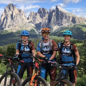 beitune Transalp Zillertal-Gardasee - Mountainbiker auf der Seiser Alm