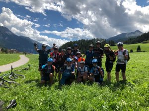 Gruppenbild in der Wiese zwischen Tirol und Südtirol beitune Via Claudia Augusta Genusstour