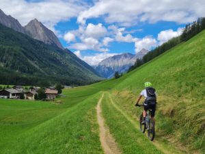 beitune Transalp Zillertal-Gardasee - Mountainbiker im Pfitschertal
