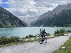 beitune Transalp Zillertal-Gardasee - Mountainbiker am Schlegeisspeicher