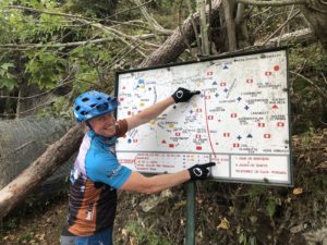Geführte Mountainbiketour mit beitune - Mountainbiker zeigt auf Landkarte
