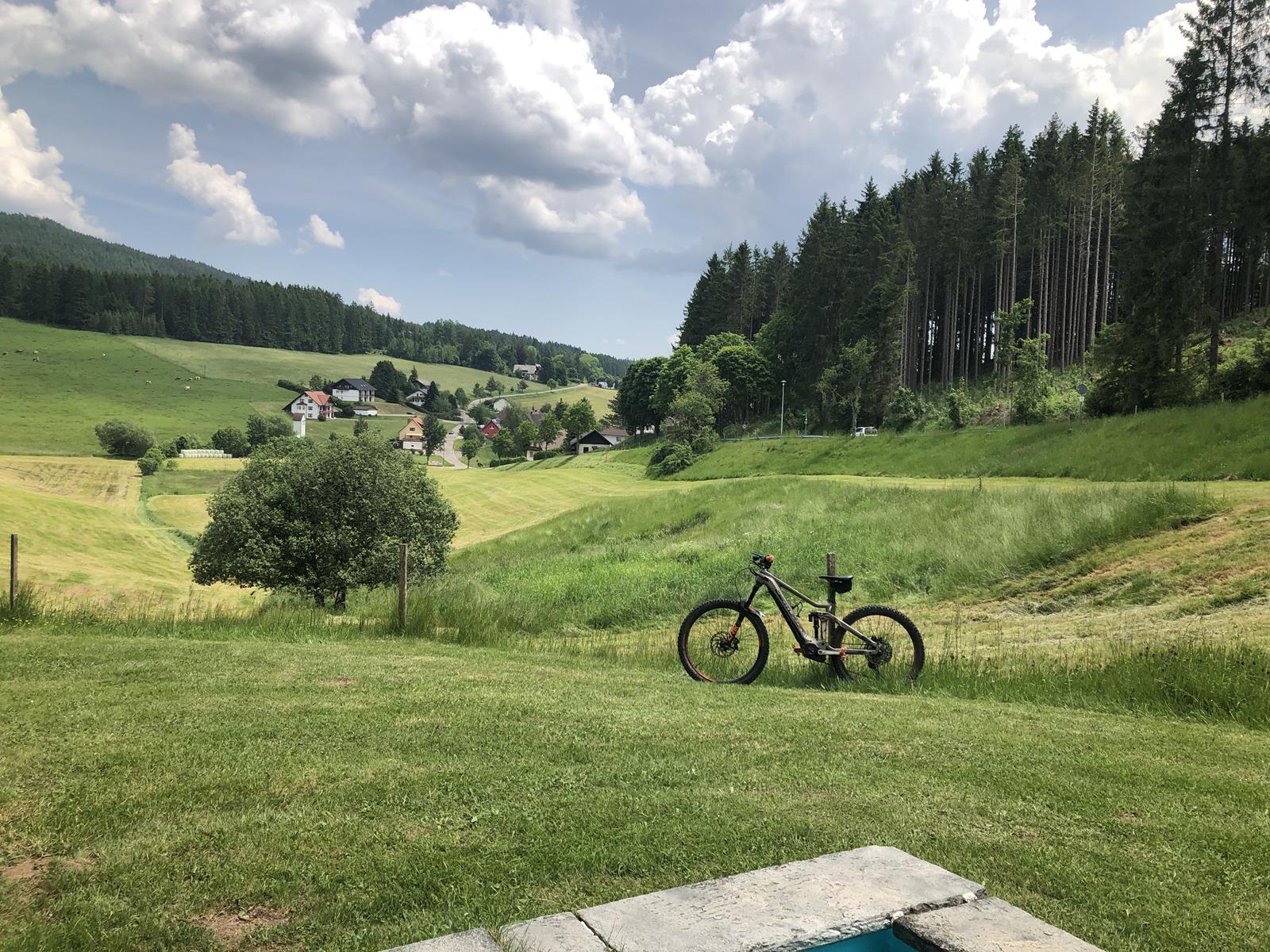 Ausblick auf Schwarzwaldtäler beim beitune Touren-Wochenende mit dem MTB/E-MTB