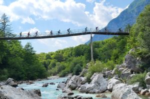 Mountainbiker fahren über Brücke. Hängebrücke im Soca-Tal auf der beitune Trans-Slowenien.