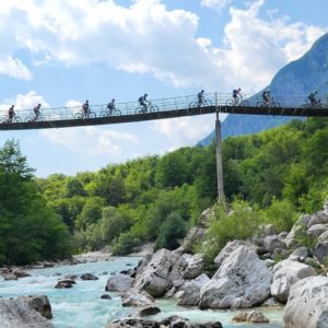 Mountainbiker fahren über Brücke. Hängebrücke im Soca-Tal auf der beitune Trans-Slowenien.