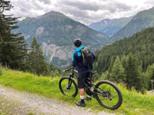 Mountainbiker schaut in die Ferne bei der beitune E-MTB Transalp Königssee-Triest