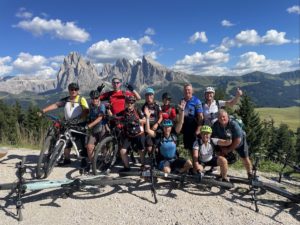 E-Mountainbiker vor dem Plattkofel bei der beitune Transalp Zillertal-Gardasee